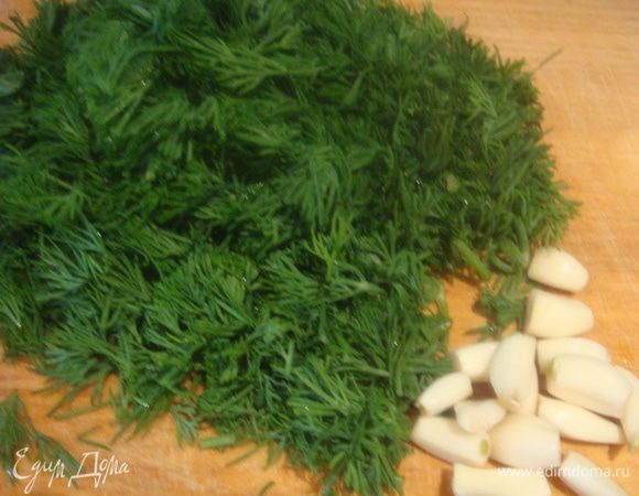 Укроп помыть, мелко нарезать. Начистить чеснок.