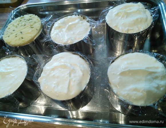 Теперь очередь крема, его выкладываем до самого верха. Тут нужно немного постучать кольцами по столу, чтобы крем утрамбовался. 