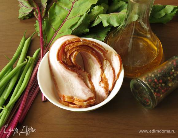 Черешки, фасоль, бекон, немного масла и перец.