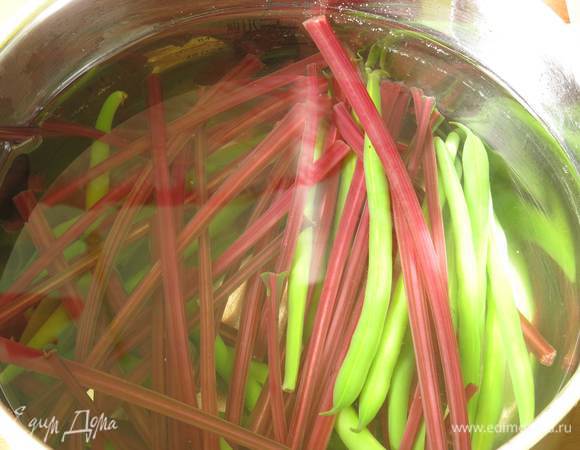 Отрезаем черешки — вес в ингредиентах указан чистый. Отвариваем в кипящей воде вместе с фасолью 10 минут. Кладем овощи в холодную воду для сохранения цвета. Достаем, просушиваем. Срезаем кончики с фасоли.