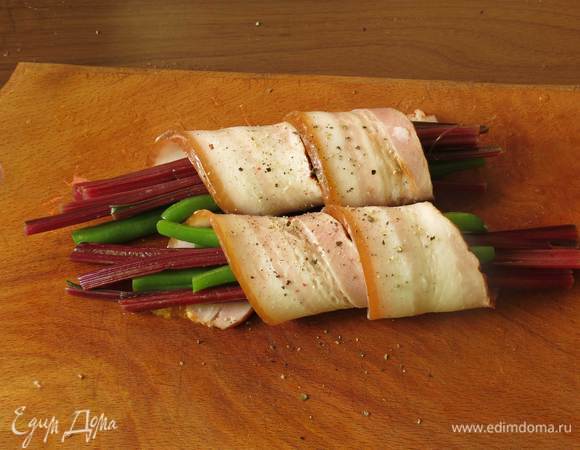 Перчим. Солить не надо, бекон достаточно соленый.