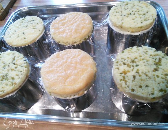 Накрываем пирожные сверху слоем бисквита с фисташками и ставим поднос с пирожными в холодильник. Минимум на 2 часа. 