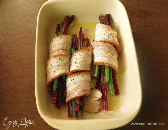 Форму сбрызгиваем маслом и кладем пучки. Разогреваем духовку до 180°C. Если используем гриль, то чуть сбрызгиваем маслом овощи.