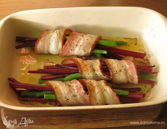 Запекаем 12 минут нагрев, плюс 2-3 минуты конвекции — для духовки. На гриле — до легкого прожаривания бекона. Приятного аппетита!