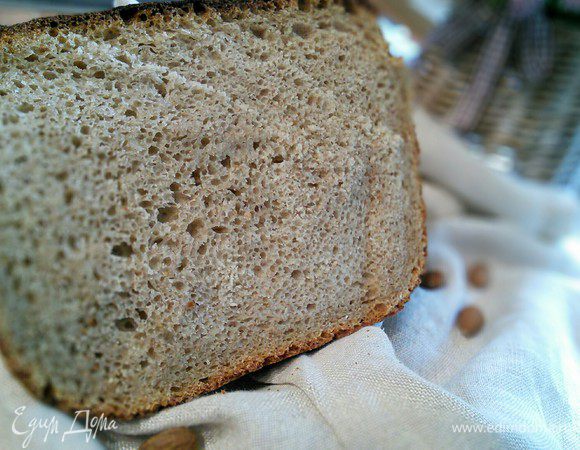 Духовку разогреть до 250°С. Поместить мисочку с горячей водой на нижний ярус духовки. Когда хлеб будет в духовке, снизить температуру до 220°С и выпекать приблизительно 55 минут. Из-за толстых стенок казанка время выпечки у меня продлилось. Проверяйте готовность на сухую палочку. Охладить хлеб на решетке. 