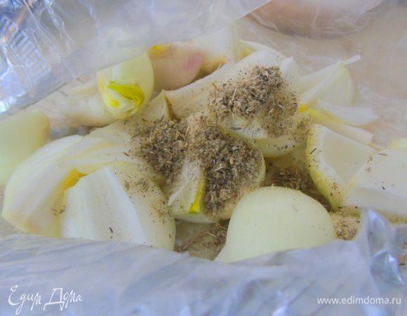 Складываем лук в пакет, так удобнее мариновать, добавляем ложку сухого шалфея.