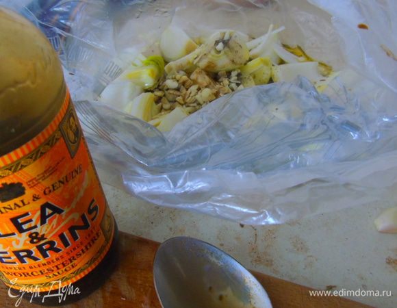 Затем вливаем вустерширский соус и хорошую щепотку черного молотого перца.