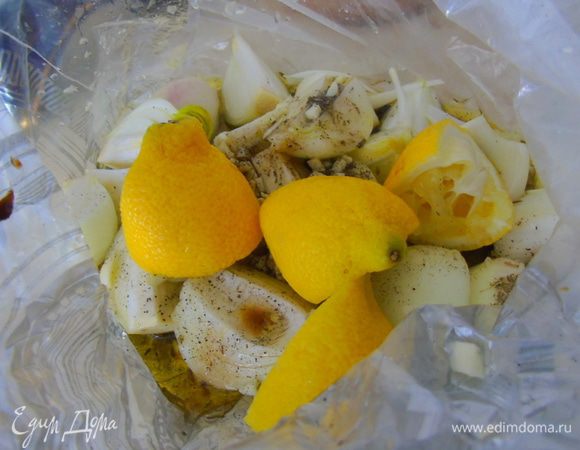 Лимон разрезаем на 4 части и выдавливаем сок прямо в пакет, лимон отправляем туда же.