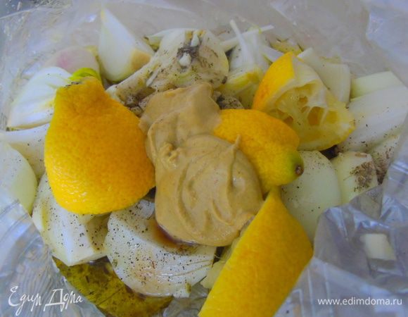 Добавляем горчицу, чеснок и оливковое масло.