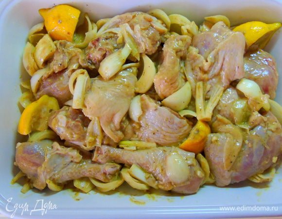 Выкладываем в форму для запекания. Если у вас колбаски сырые, то на этом этапе добавляем их к курице, выкладываем между кусочками. Отправляем в разогретую до 220°С духовку на 1 час 15 минут.