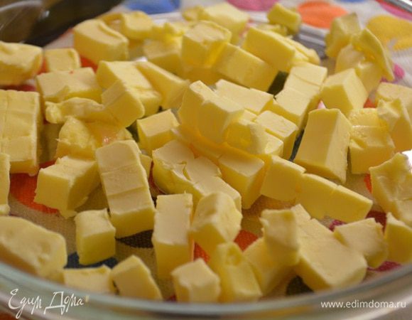 Сливочное масло нарезать мелкими кубиками 0,5х0,5 см. Убрать в морозилку на 10 минут.