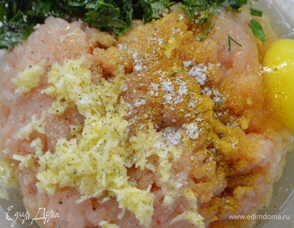 В миске смешать фарш, измельченную зелень, чеснок через пресс, яйцо, приправу для курицы, соль и перец. Все хорошо вымесить.