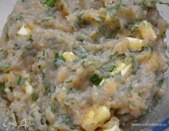 В фарш добавить замороженное масло и снова вымесить руками.