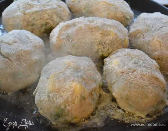 Из фарша сформировать котлеты, обвалять их в муке и обжарить на раскаленной сковороде с добавлением растительного масла с двух сторон до золотистого цвета (по 3 минуты с каждой стороны).