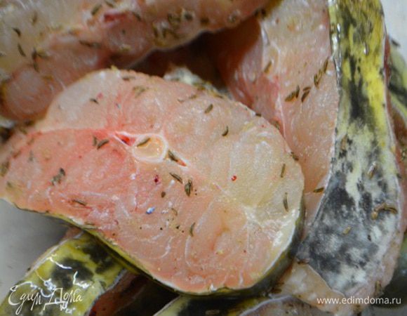 Рыбу хорошо помыть, выпотрошить если это необходимо и нарезать порционными кусочками. Добавить к нему: соль, перец, тмин. Хорошо перемешать.