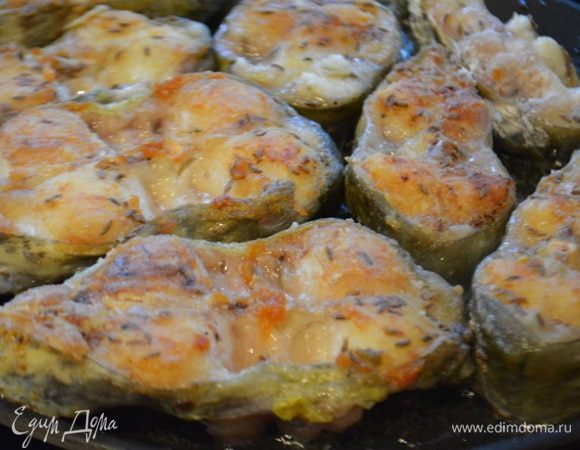 Запанировать рыбу в муке и обжарить на сковороде с двух сторон до готовности.