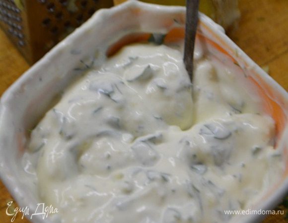 К этой смеси добавить сметану (или йогурт), измельченную зелень, соль, мед, свежемолотый перец и сок лимона. Все хорошо перемешать и убрать в холодильник.