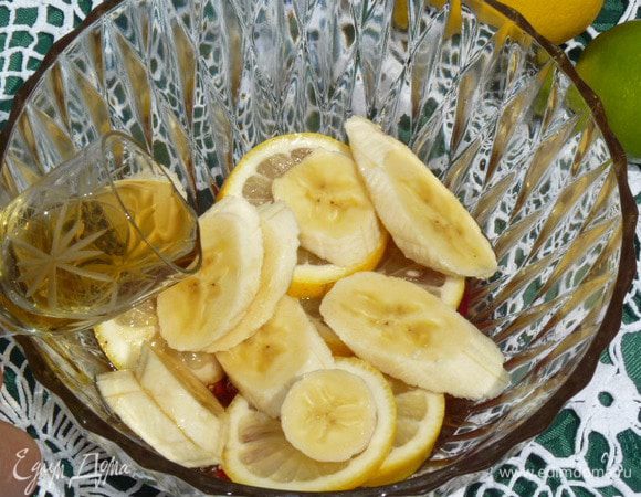 Вливаем ликер. Он может быть разный, ориентируйтесь на вкус... У меня из лепестков роз.