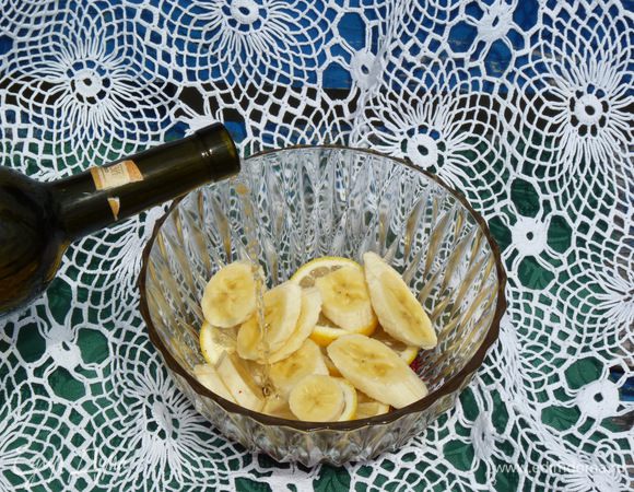 Доливаем вино. Накрываем пленкой и ставим в холодильник на 1 час. Можно и дольше. Чем дольше настаивается, тем ярче вкус и аромат.