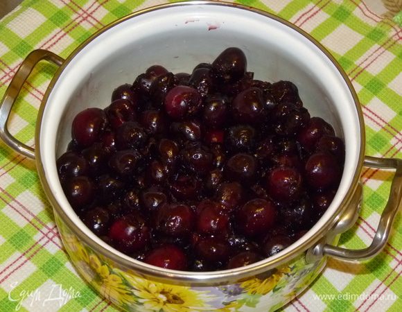 Черешню очистить от плодоножек и извлечь косточки. Добавить сок лимона. Засыпать сахаром, пустить сок. Я обычно оставляю на ночь.