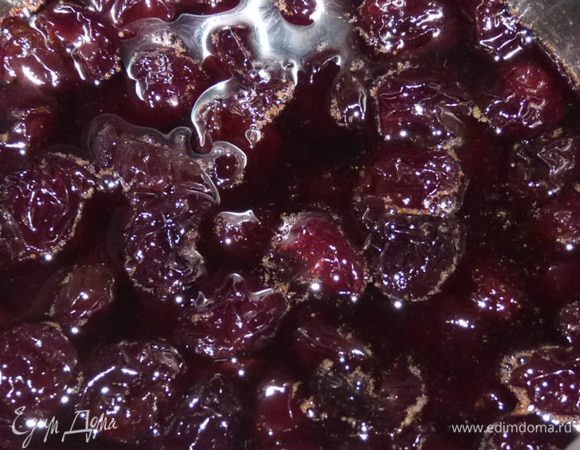 Слить сироп и довести до кипения. Кипящим сиропом залить черешни. Подождать, пока остынет до комнатной температуры. Процедуру повторить 8 раз. Обычно на это у меня уходит 2-3 дня. На 9 раз на медленном огне довести до кипения всю массу.