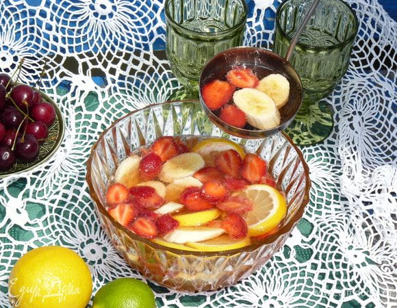 Разливаем по бокалам вместе с фруктами. По желанию добавляем лед. 