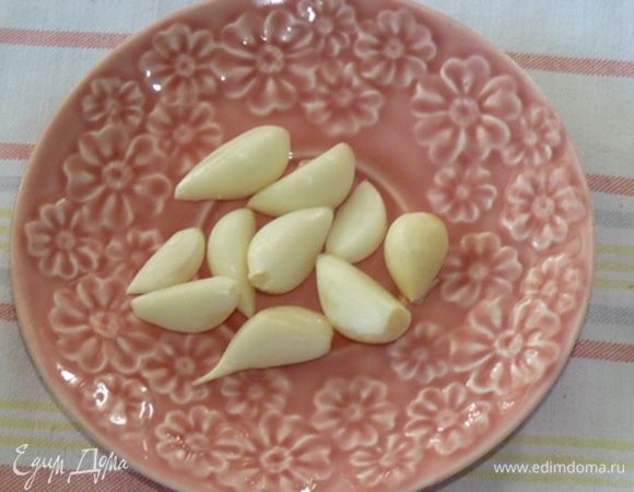 Картофель аккуратно очистить и отварить в подсоленной воде. Тем временем нарезаем зубчики чеснока.