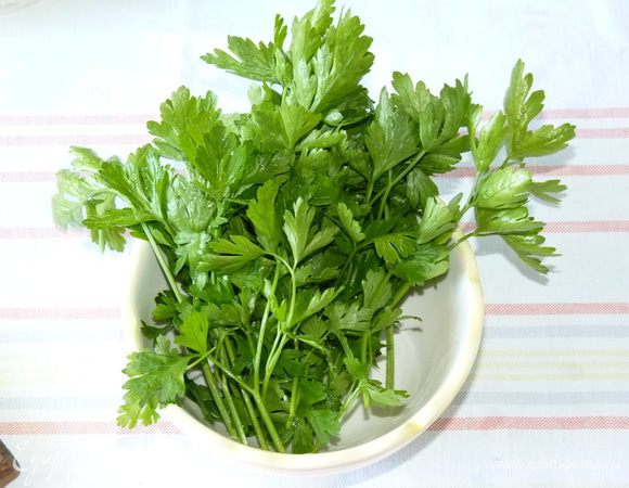 Зелень измельчаем.