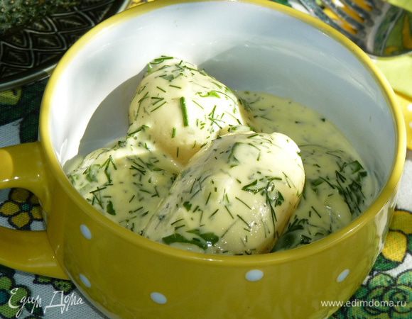 Сливаем воду с картофеля. В кастрюлю с картофелем вливаем сливочную смесь. Готово!