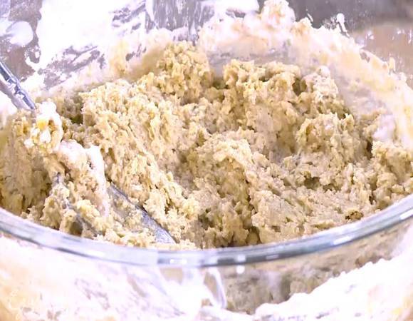 Добавить яйца, влить кефир и вымешать тесто.