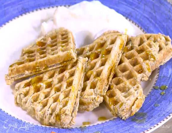 Разогреть вафельницу, смазать растительным маслом и испечь вафли.