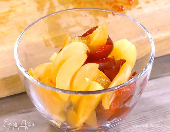 Нарезанные фрукты посыпать сахарной пудрой и перемешать.