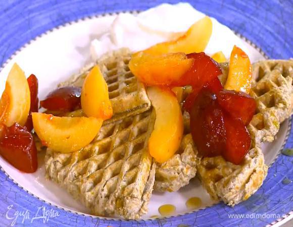 Готовые вафли полить кленовым сиропом и подавать с фруктами и йогуртом.