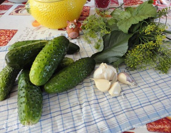 Укроп, листья смородины и вишни, чеснок — дело вкуса. А вот сахар и соль — по две столовые ложки, нормальные, без особой горки. И не забываем у огурцов обрезать "попки".