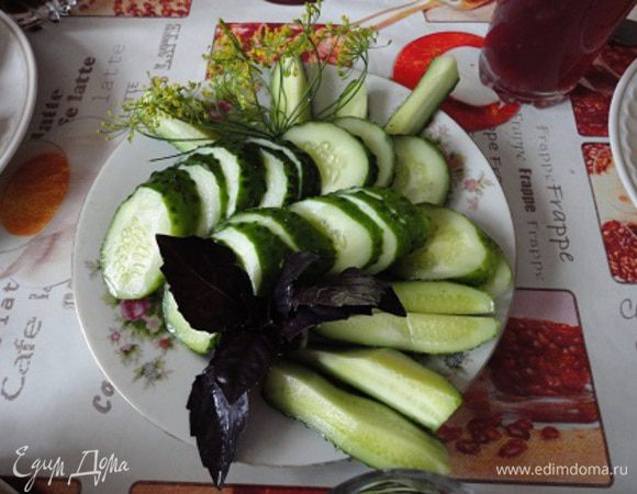 К обеду все готово. Уверена, все огурчики будут съедены, но не переживайте, завтра сделаем свежую партию малосольных огурчиков. Приятного аппетита!