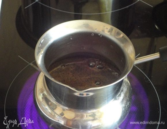 Начинаем с варки кофе. Я готовлю в турке из 100 мл воды и 2 чайных ложек свежемолотого кофе. Готовый кофе остывает в турке, настаиваясь. Включаем духовку для разогрева до 180°C.