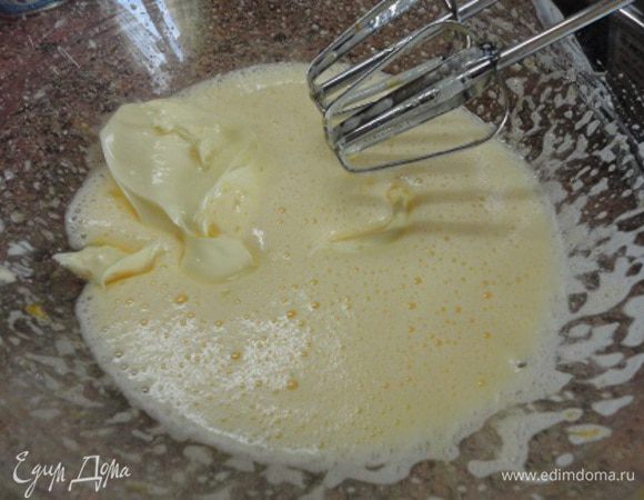 В это время взбиваем яйца с сахаром (я брала 100 г), добавляем мягкое сливочное масло. Можно еще раз взбить все вместе.