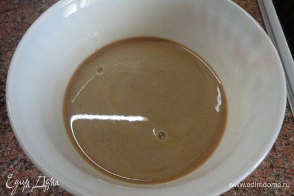 Остывший кофе процеживаем и соединяем с кефиром. Выливаем кофейно-кефирную смесь к яйцам с маслом.