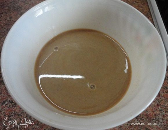 Остывший кофе процеживаем и соединяем с кефиром. Выливаем кофейно-кефирную смесь к яйцам с маслом.