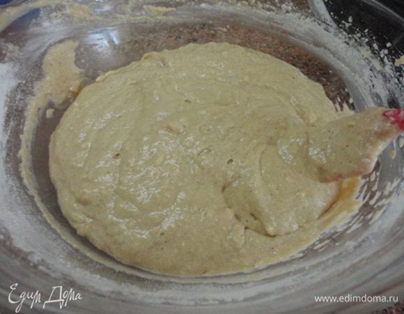 В жидкую массу просеиваем муку с солью и разрыхлителем, перемешиваем и выливаем в форму диаметром 20 см. Я использую силиконовую, поэтому не смазываю.