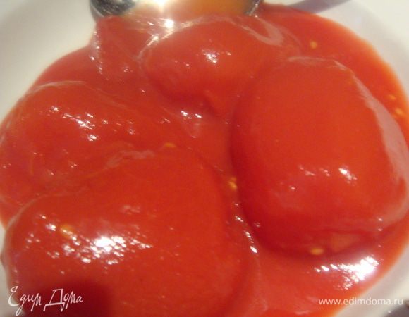 Томаты порезать добавить к крыльям.
