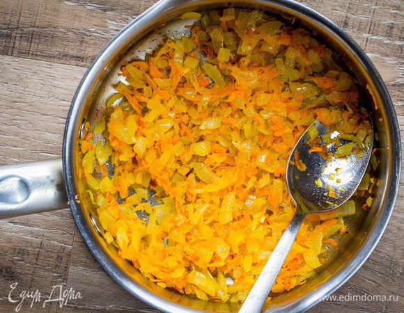 Лук нарезать кубиком, морковь натереть на крупной терке. В сотейнике разогреть оливковое масло и обжарить лук до прозрачности. Добавить морковь и продолжать жарить 2-3 минуты.