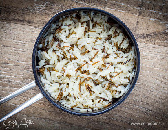 Рис отварить до готовности 30 минут и остудить. На сковороде разогреть растительное масло и обжарить остывший рис. Сначала он станет прозрачным, затем слегка золотистым и потом хрустящим. Будьте осторожны, рисинки могут выпрыгивать из сковородки.