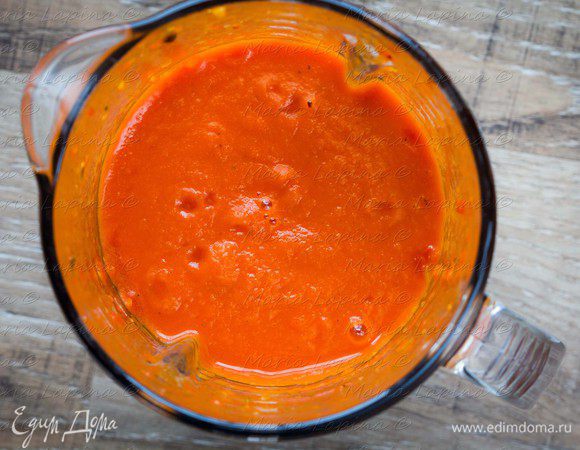 Готовый суп перелить в блендер и измельчить до состояния нежного пюре. При необходимости можно добавить немного горячего бульона или воды.