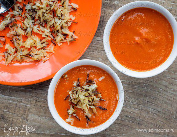 Разлить суп по мискам, добавить жаренный рис.