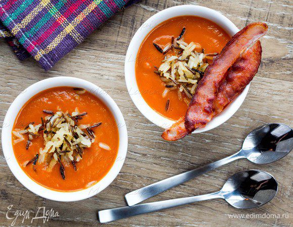 Добавить жареные ломтики бекона к каждому блюду.