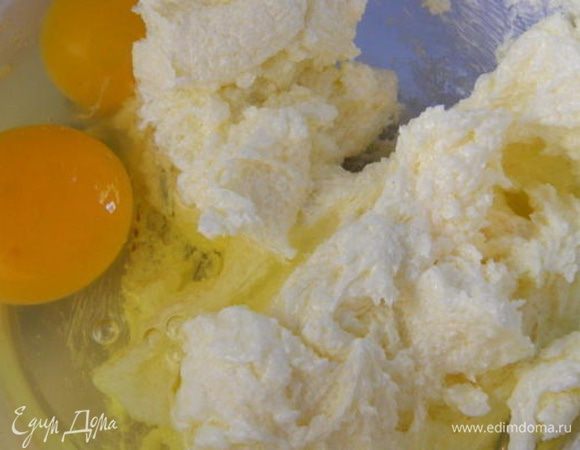 Мягкое сливочное масло растереть с сахаром. Вбить 2 яйца. Перемешать до однородного состояния. Можно воспользоваться миксером.