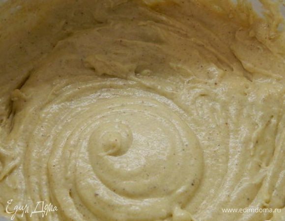 Добавить молоко, перемешать. Всыпать просеянную муку, разрыхлитель, корицу и соль. Перемешать, чтобы не было комочков.