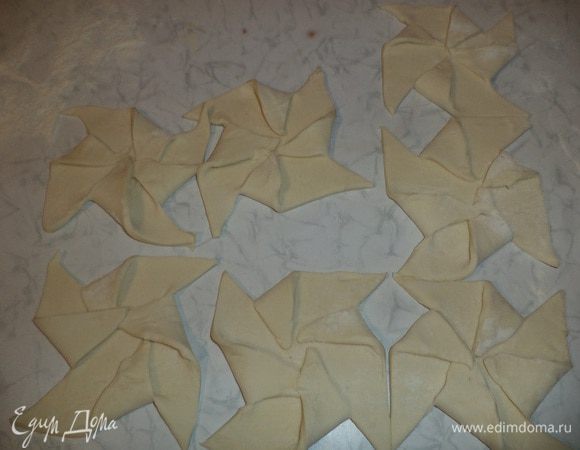 Уголки на квадратиках через один загнуть к центру, слегка прижать.
