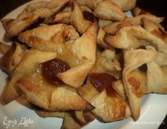 Выпекать 15 — 20 минут при температуре 200°С.
Готовые слойки посыпать сахарной пудрой.
Приятного аппетита!